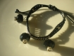 Bracelet en cordon ciré noir, perles noires facettées et rondelles 