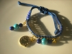 Bracelet en cordon ciré bleu, perles magiques et breloque 