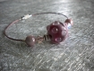 Bracelet fil câblé rose et sa perle de verre 