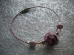 Bracelet fil câblé rose et sa perle de verre 