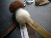 Porte-clefs champignon en laine cardée et ses rubans 