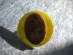 Broche bouton de nacre jaune et son cabochon lapin 