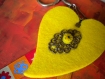 Porte-clefs coeur jaune son estampe et ses rubans 