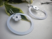 Boucles d'oreilles créoles en métal blanc et fleur en métal
