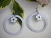 Boucles d'oreilles créoles en métal blanc et fleur en métal