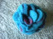 Broche fleur en laine bouillie bleue et violet
