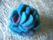 Broche fleur en laine bouillie bleue et violet