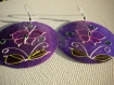 Boucles d'oreilles nacres rondes violettes et son décor fleuri