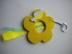 Porte-clés en feutrine fleur jaune et son oiseau en bois peint