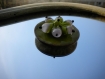 Broche bouton coco vert et sa perle en verre fleur assortie 