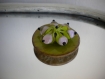 Broche bouton coco vert et sa perle en verre fleur assortie 