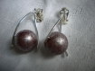 Boucles d'oreilles perles rondes rouge grisée