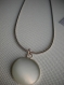 Collier pendentif en pierre ronde blanche