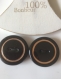 2 boutons en céramique forme ronde noir et contour doré diamètre 37mm 