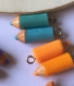 Duo de breloques crayons résine avec piquot en bleu 