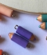 Duo de breloques crayons résine avec piquot en mauve 