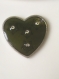 Pendentif coeur percé résine vert olive 