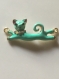 Pendentif chat en métal doré et émail turquoise 