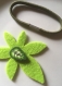 Kit élastique cheveux fleur feutrine en vert et bouton fimo 