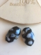 Duo de perles ovales en verre en noir et blanc reflets bleutés 
