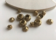 Lot de 13 coupelles et perles rondes en métal doré vieilli 
