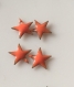 Lot de quatre breloques étoiles émail en orange percées 