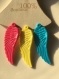 Trio de pendentifs ailes synthétiques en fuchsia jaune bleu 