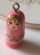 Pendentif poupée russe en bois rose avec lapins x1 