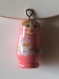 Pendentif poupée russe en bois rose avec lapins x1 