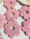 Quatre perles en céramique fleurs en rose 