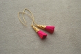 Boucles d'oreille " lou " composées d'apprêts en plaqué or et laiton, pompon en coton rose fuschia 