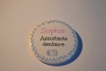 Badge assistante dentaire à personnaliser 5,8 cm de diamètre, ton blanc, bleu et rose 