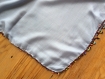 Grand foulard carré voile fin avec perles de verre multicolores crochetées autour 