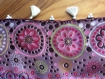 Grand foulard carré voile fin à fleurs et pois avec perles de verre et pompons crochetées autour 