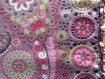 Grand foulard carré voile fin à fleurs et pois avec perles de verre et pompons crochetées autour 