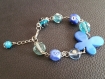 Bracelet perles en verre artisanales ton bleu fil aluminium et papillon bleu. métal argent. 