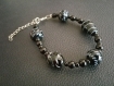 Bracelet noir et blanc, perles indiennes artisanales en verre 