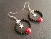 Boucles d'oreilles créoles pendantes métal argent perles verre nacré rouge et noir et étoile 