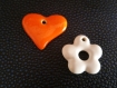 Pendentifs coeur orange et fleur blanche en céramique émaillée 