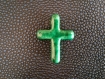 Pendentif croix vert en céramique 37mm x 29mm 
