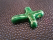 Pendentif croix vert en céramique 37mm x 29mm 
