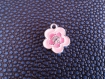 Pendentif fleur métal argent émaillé rose et strass 17mm x 15mm 