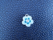 Pendentif fleur métal argent émaillé bleu et strass 17mm x 15mm 