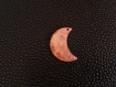 Grand pendentif lune en nacre coquillage naturelle 28mm x 19mm rose pâle 