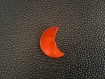 Grand pendentif lune en nacre coquillage naturelle 28mm x 19mm orange 