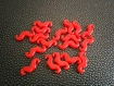 18x perles pendentifs moustaches acrylique 20mm x 8mm rouge 