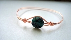 Bracelet souple en fil d'aluminium rose gold & perle de chrysocolle. 