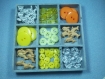 Boîte 9 compartiments remplie de boutons tons orange animaux, fleurs 10,5cm x 10,5 cm 