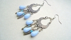 Boucles d'oreilles chandeliers plume tribales & verre tchèque ~ciel bleu~ 