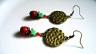 Boucles d'oreille ethniques , médaille martelée ~ red & green~ 